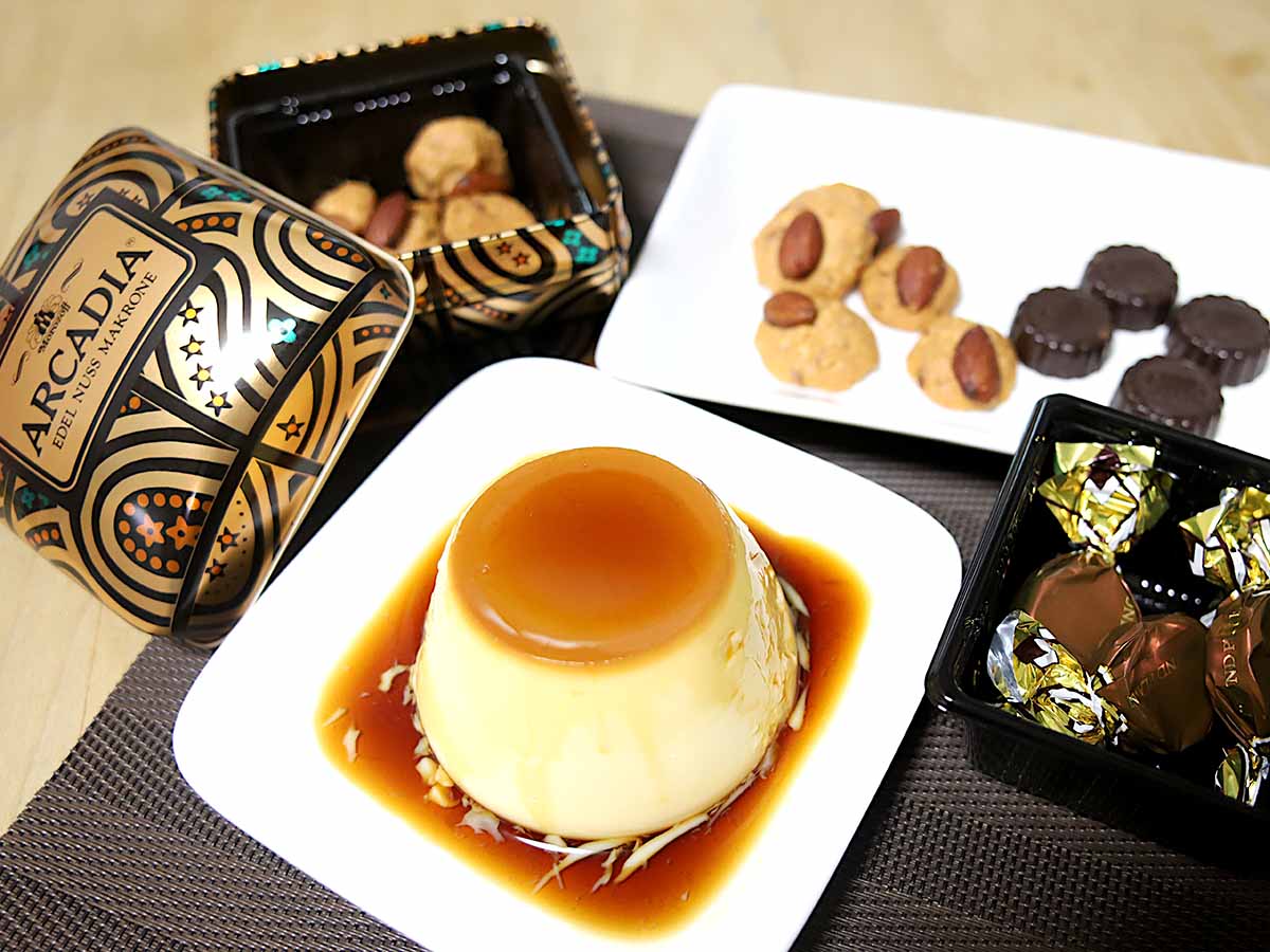 クッキー缶（アルカディア　90g入）648円、チョコ詰め合わせ216円、カスタードプリン357円