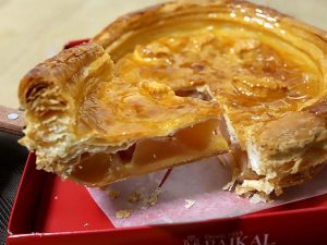 アップルパイ M（直径約20cm）3,300円 +1,100円（送料）。リンゴの果肉もパイの層もすごいクオリティ