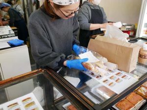 奥の工房から注文分のパンができると名前が呼ばれます
