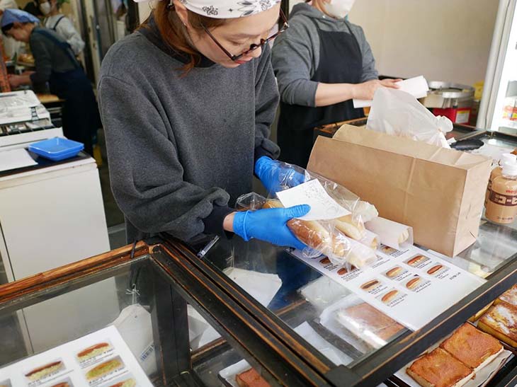 奥の工房から注文分のパンができると名前が呼ばれます
