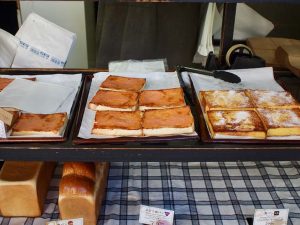 コッペパンサンド以外に、ピザトーストやフレンチトーストも並んでいておいしそう