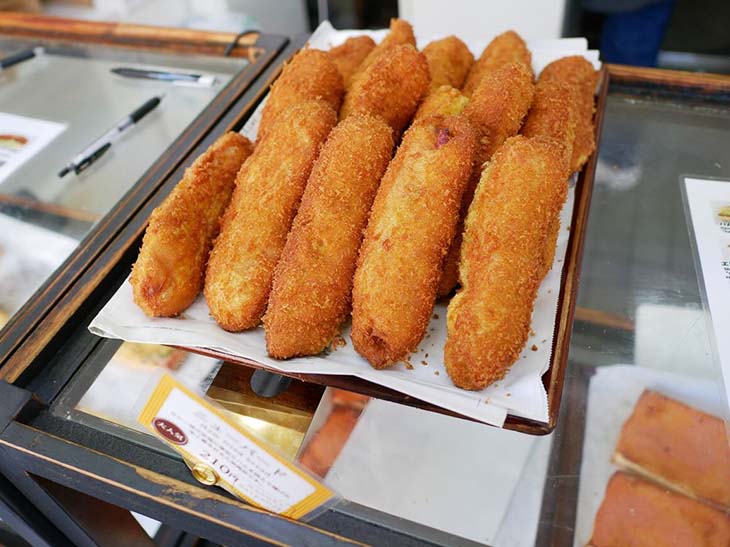 「ニューバード」は厚切りハムが入ったカレー風味の揚げパン [食楽web]