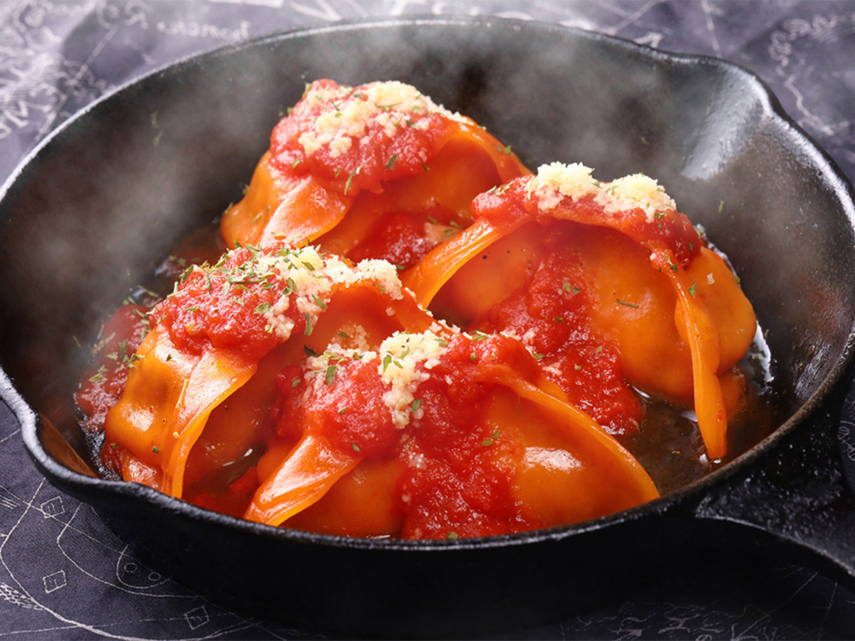 『ワインと点心TUITUI』の「イタリアン!トマト餃子アラビアータ!」700円