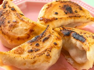 『なかよし餃子 エリザベス』の「豚と生姜の餃子～道産甘海老のラー油～」700円