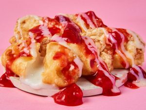 『玉川精肉店』の「いちごみるくチーズ餃子」700円[食楽web]