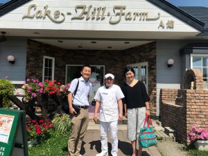 レークヒル・ファームの前で [食楽web]