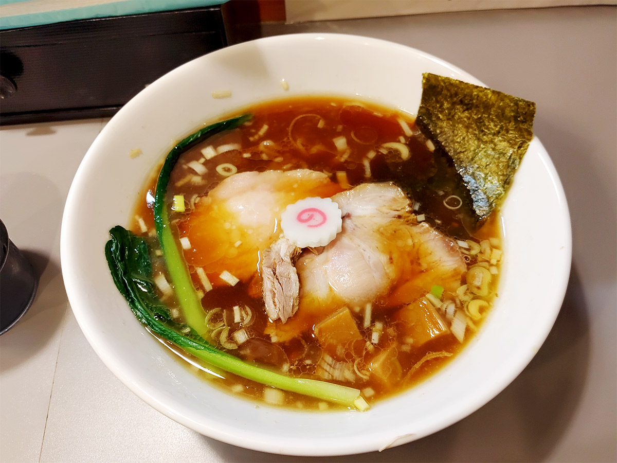 「醤油並」。平打ち縮れ麺と鶏ベースの醤油スープが抜群の好相性!