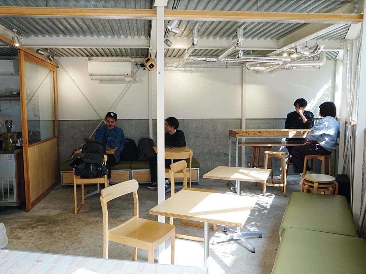着席で20人、立席で30人収納できる店舗内スペース