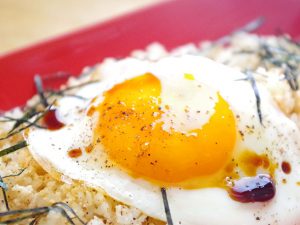 醤油をたらーっと垂らして、卵黄ぐちゃぐちゃに混ぜていただきまーす！ [食楽web]