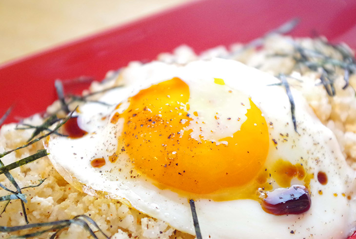 醤油をたらーっと垂らして、卵黄ぐちゃぐちゃに混ぜていただきまーす！ [食楽web]