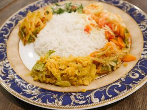手前から、「ぽってりパリップ」、「ニンジンのカレー」、「エビのホディー」