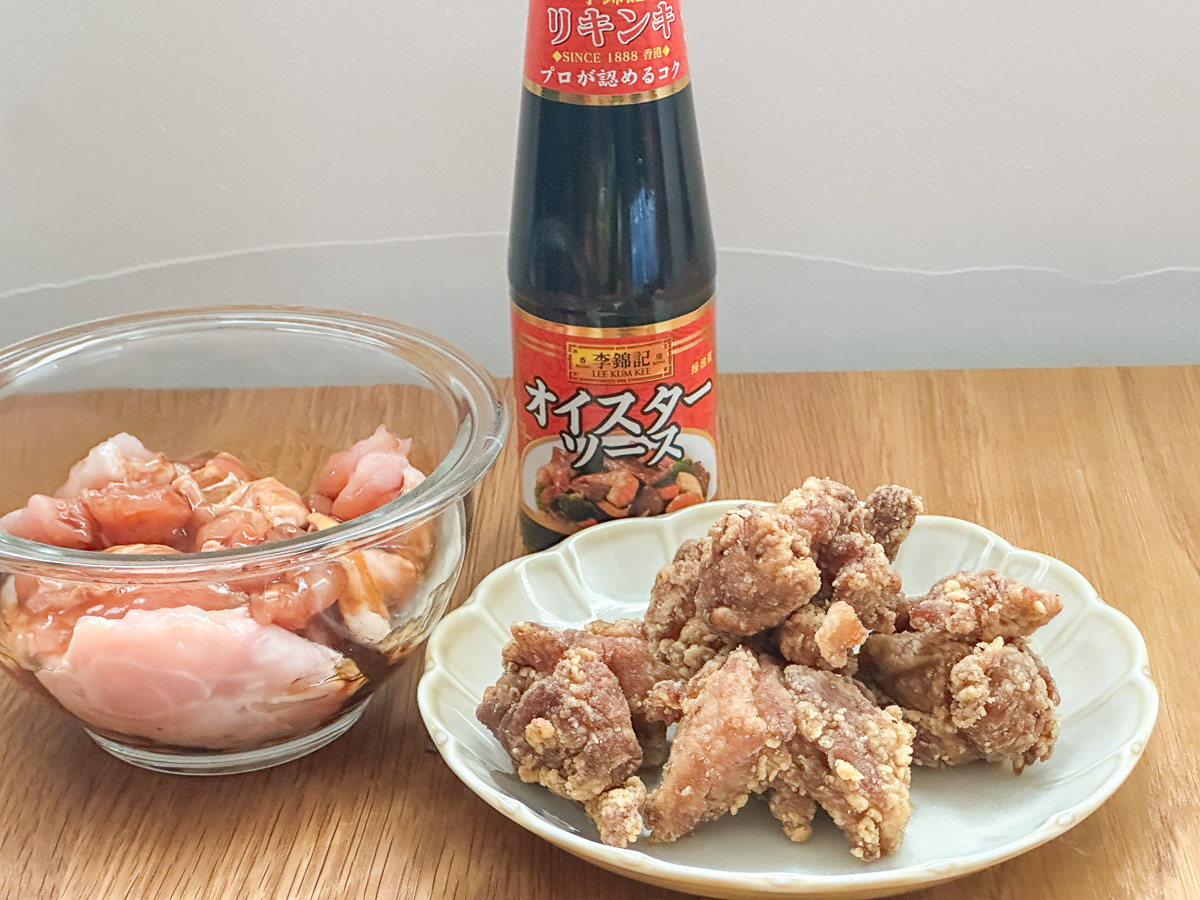 鶏肉の表面にオイスターソースがまんべんなく絡むように合わせて揉み込み、30分ほど寝かせて片栗粉をまぶして揚げるだけ