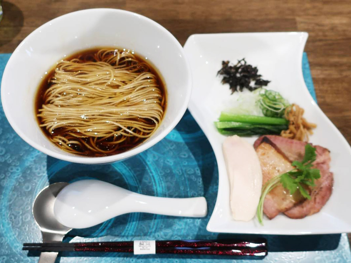 「地鶏Noodle醤油」は“かけ”で登場。トッピングは別皿が特徴[食楽web]