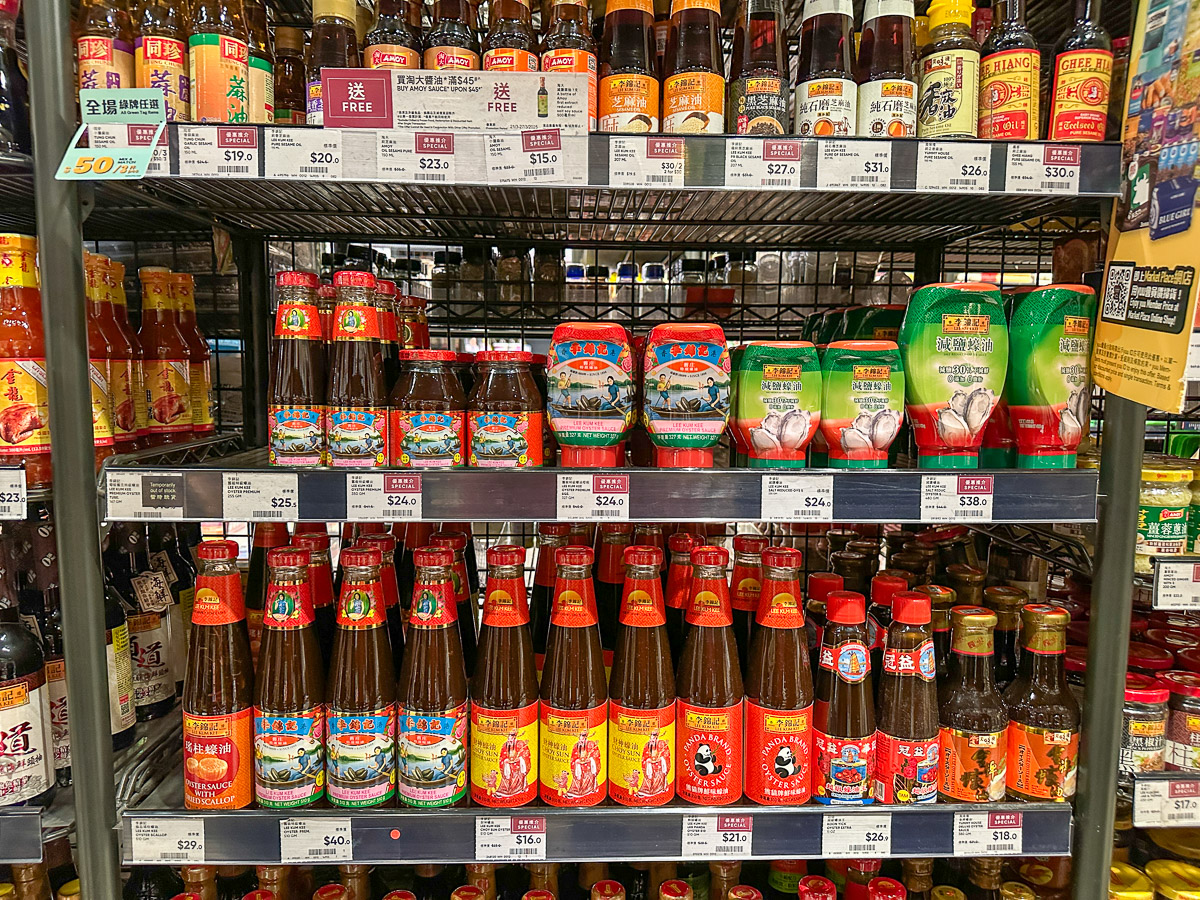 香港のスーパーでは『李錦記』オイスターソースも種類豊富に販売されています。日本で売っていないものもあるので香港に旅行した際はお土産にぴったり