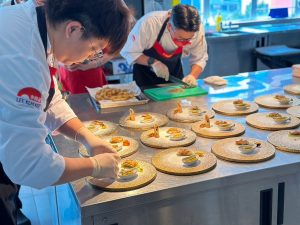 李錦記本社内にあるキッチンで、特別なフルコース（前菜、メイン、チャーハン、デザートまで）をいただく