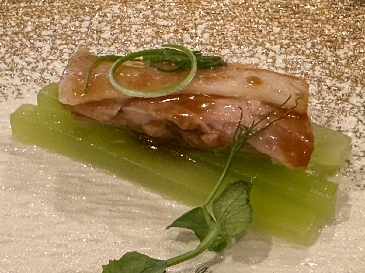 「ネギ油蒸し鶏」。オイスターソースがちょっとかかるだけで、コクと旨味が加わります