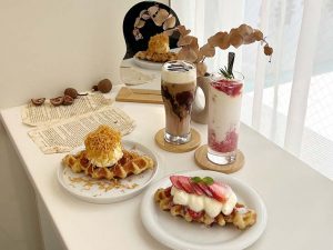 手前：見た目でテンション上がるクロッフル（手前）。左：お気に入りの「チョコレートラテ」