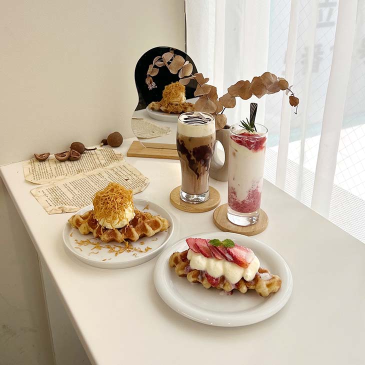 手前：見た目でテンション上がるクロッフル（手前）。左：お気に入りの「チョコレートラテ」