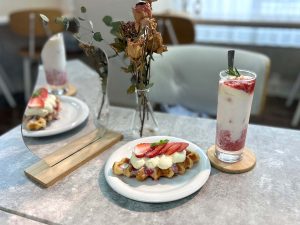 期間限定のいちごシリーズ。いちごとクリームチーズのクロッフル(左)といちごチーズミルクシェーキ(右)