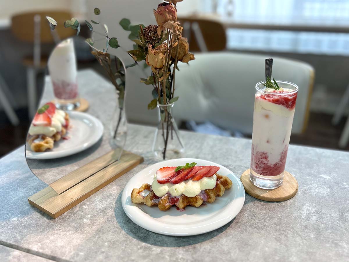 期間限定のいちごシリーズ。いちごとクリームチーズのクロッフル(左)といちごチーズミルクシェーキ(右)
