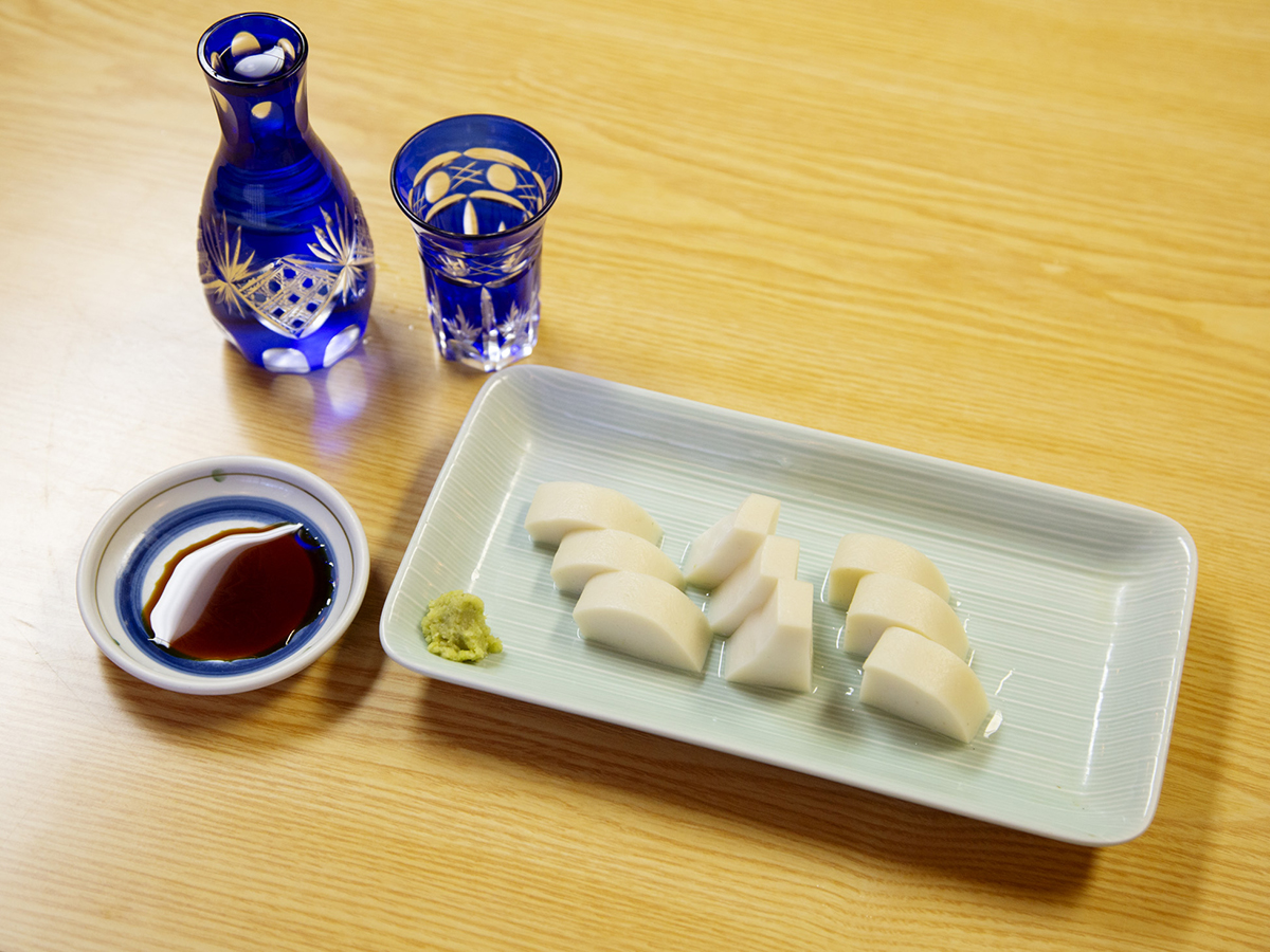 「板わさ」と「菊正宗(1合)」。共に700円