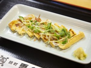 「油揚げパリパリ焼き」700円。夜のみのつまみ。地元神田の豆腐屋さんの油揚げを使っている