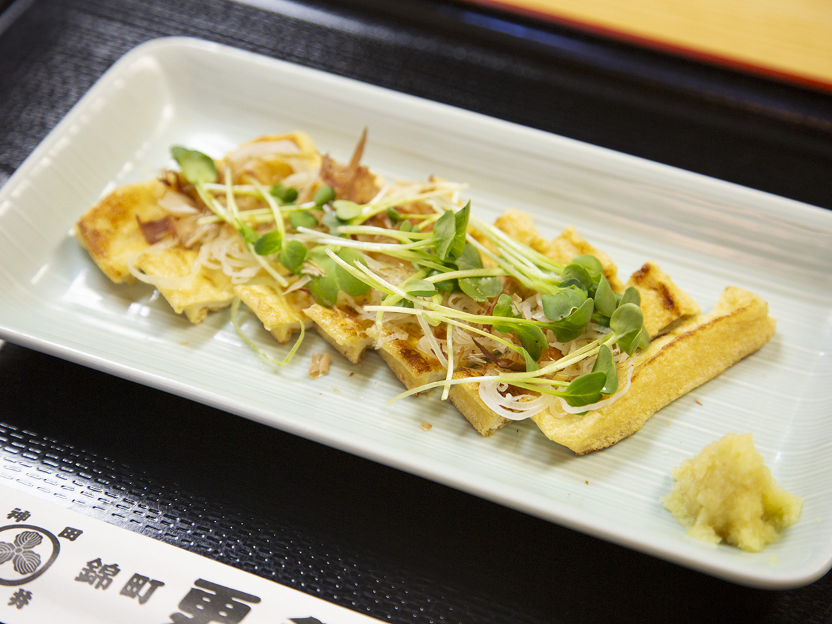 「油揚げパリパリ焼き」700円。夜のみのつまみ。地元神田の豆腐屋さんの油揚げを使っている
