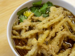 「しょうが天そば」1500円。ご主人が10年ほど前に考案したという人気の一品。根生姜をかき揚げではなく1本ずつ揚げているのが旨さの秘訣[食楽web]