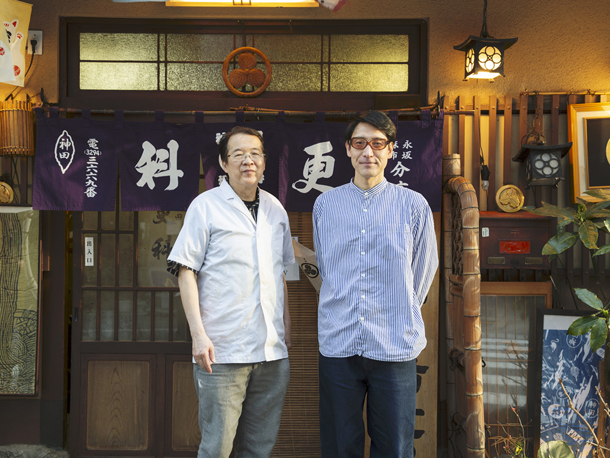 江戸の蕎麦文化に精通する四代目店主・堀井市朗さんと店先で