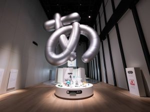展示室を入ってすぐ迎えてくれるのは、宙に浮かぶ巨大な「あ」の文字