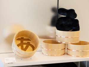「あ」がデザインされた風呂桶にひとめぼれ [食楽web]