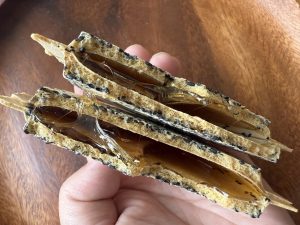 麦芽水飴が偏った状態。水平にしばらく置いてから食べよう