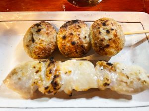 中野『やきや中野店』のつくね・ナンコツ（各140円）