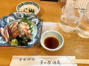 『第二力酒蔵』のお通し、たこ刺し（800円）、麦焼酎ロック（二階堂・グラス500円）