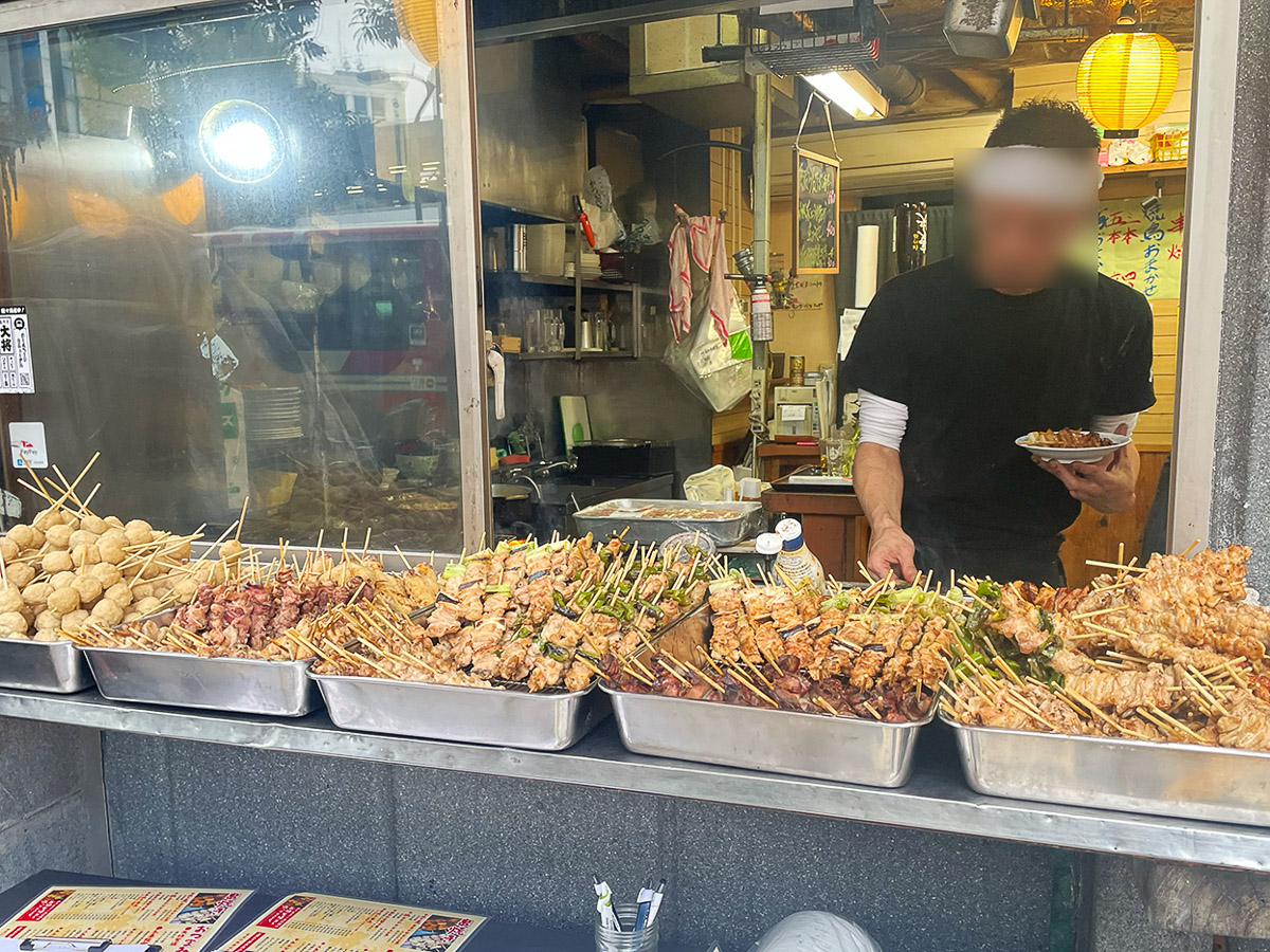 店頭に並べられた無数の焼鳥群。串モノは1本120円〜