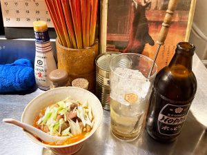 豚もつ煮（450円）、キンミヤベースの白ホッピー（400円）