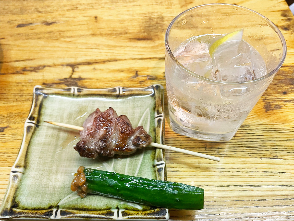 カシラ（130円）、モロキュー（250円）、焼酎ロック（麦・一番札・カットレモン入り・400円+20円）