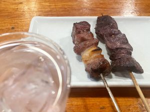 焼酎ロック（麦・500円）、レバー（170円）、カシラ（170円）
