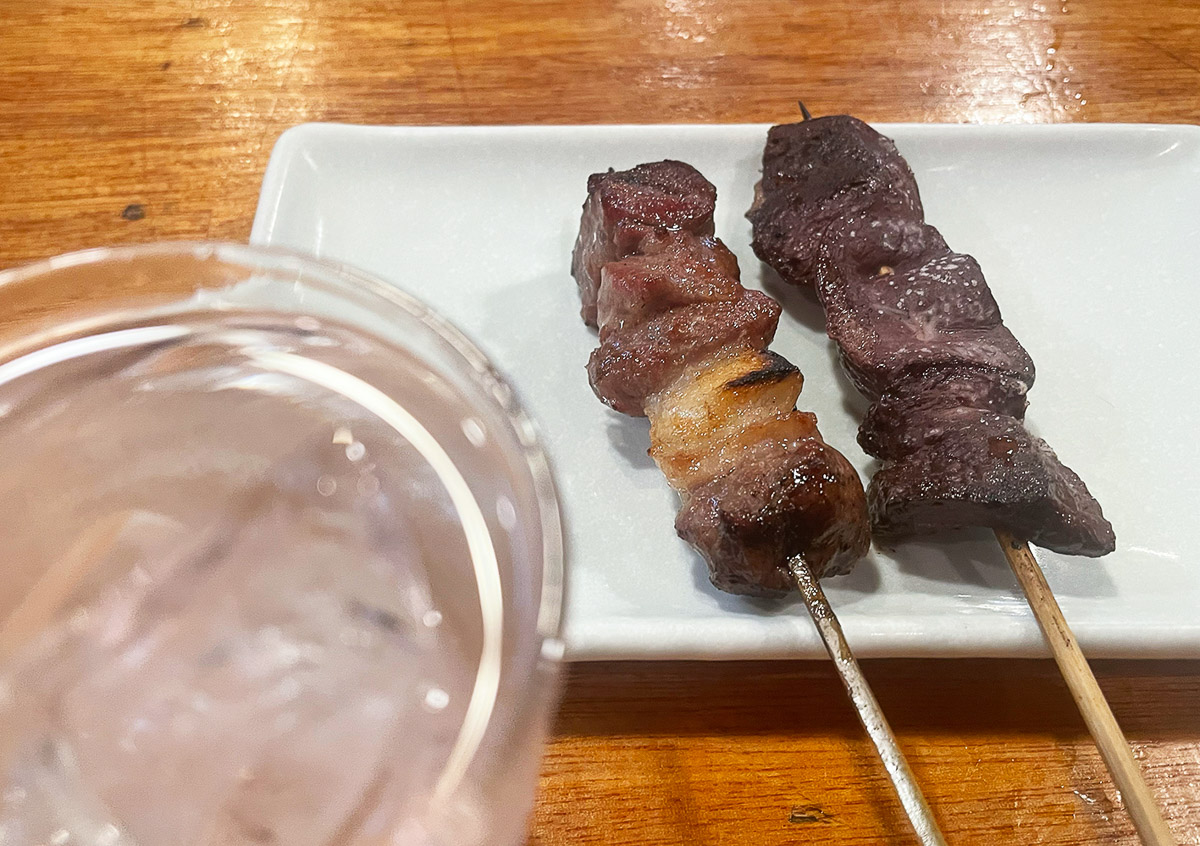 焼酎ロック（麦・500円）、レバー（170円）、カシラ（170円）