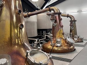 3基のポットスチルで個性豊かな原酒を造り分けている