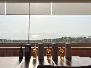 『THE MELLOW BAR』では、カウンター越しに東シナ海を望みつつ試飲できます