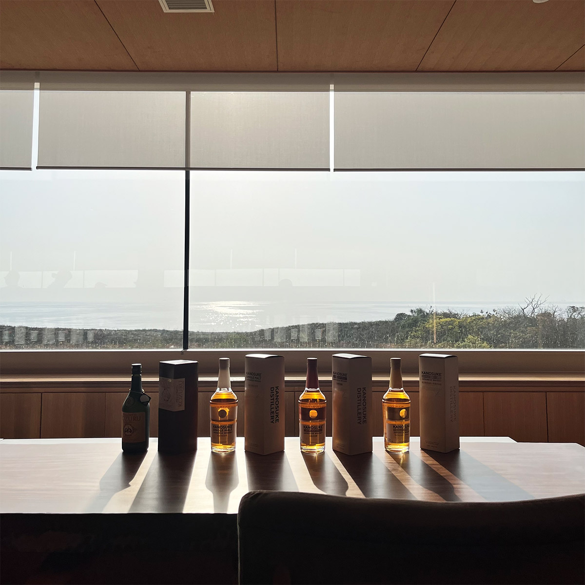 『THE MELLOW BAR』では、カウンター越しに東シナ海を望みつつ試飲できます