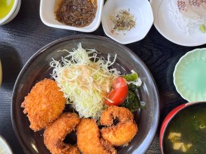 ウイスキーと同じくらい大好物の“白身魚のフライ”。刺身小鉢が付いてくるのがまたニクイ