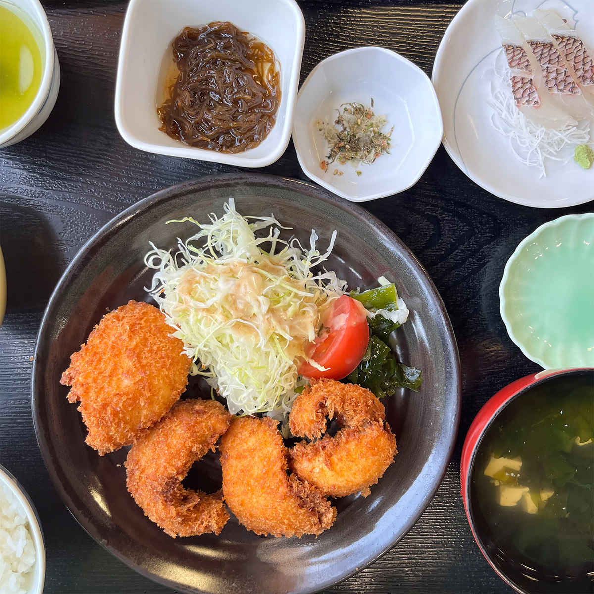 ウイスキーと同じくらい大好物の“白身魚のフライ”。刺身小鉢が付いてくるのがまたニクイ