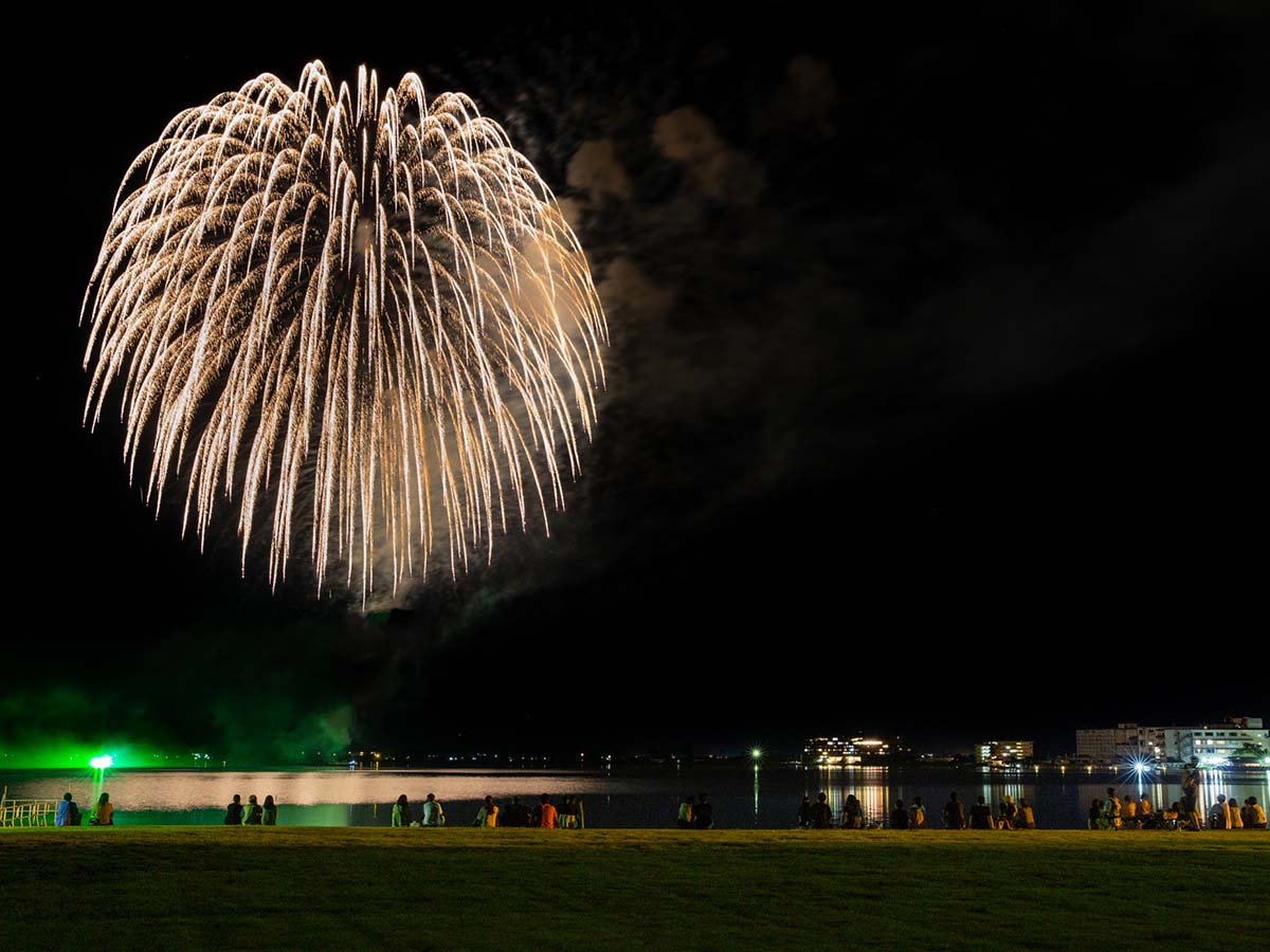 8月の「納涼花火祭り」の期間は毎夜、大輪の花火が打ちあがります