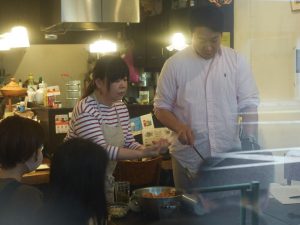 参加者たちは講師の実演を間近に見ながら、スパイスの扱い方、炒めるタイミング、具材のバランスなど、家庭でも再現しやすいレシピを教えていただきました