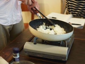 生徒と講師が調理をバトンタッチする場面も