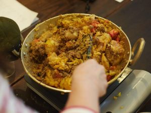実は、追加した分まで参加者埋まるというありがとい状況により、当初用意した鍋では全員分のカレーが煮込めないというハプニングも。途中から業務用の大きな鍋でぐつぐつと完成まで仕上げていきました