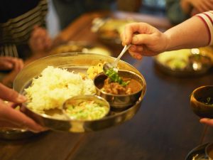 お待ちかねの試食。生徒さんも配膳を手伝ってくださり、参加者同士で会話を弾ませる姿も見られました