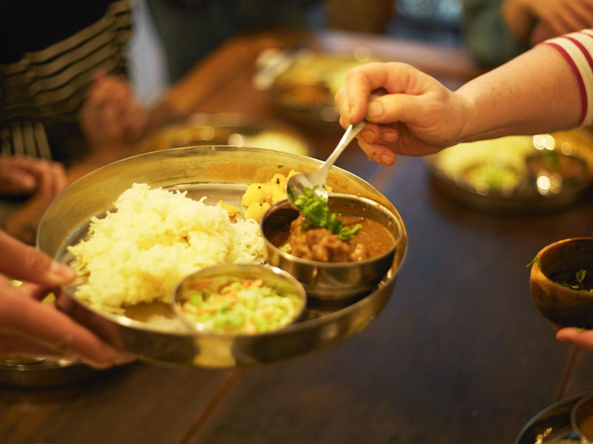 お待ちかねの試食。生徒さんも配膳を手伝ってくださり、参加者同士で会話を弾ませる姿も見られました